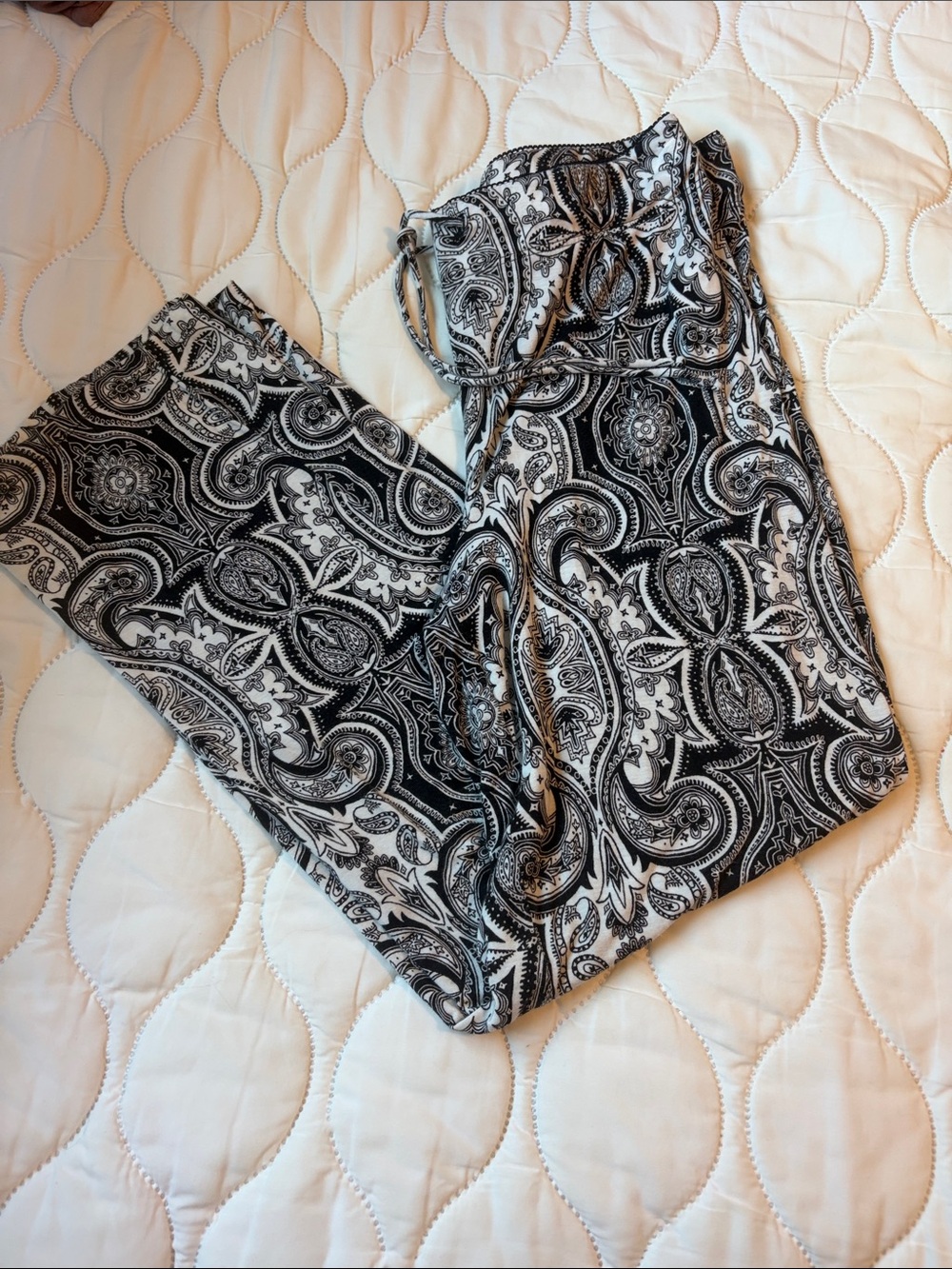 Artisan NY Black & White Paisley Lounge Pants